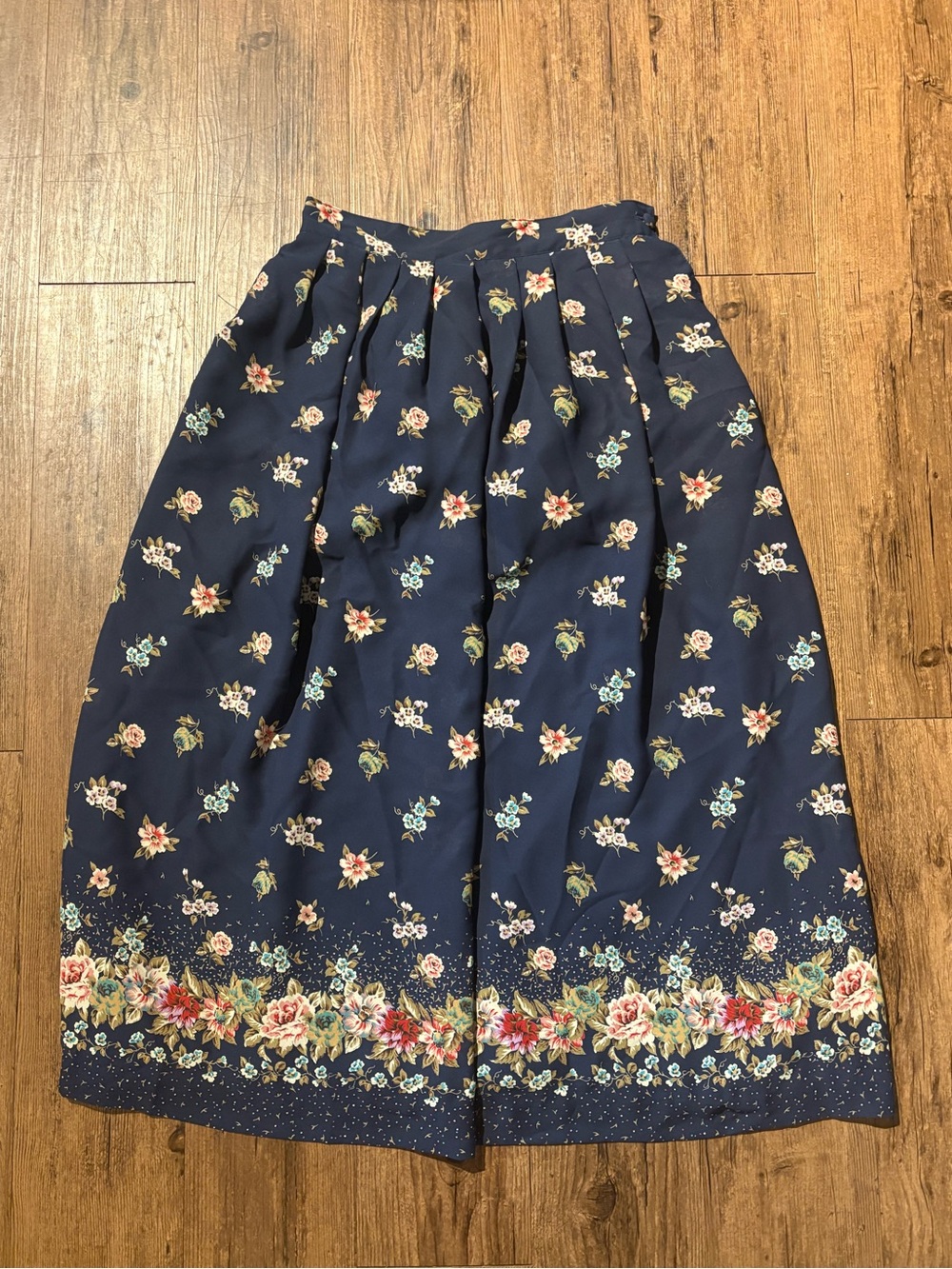 Leslie Fay navy floral midi skirt with elastic waistband and pockets